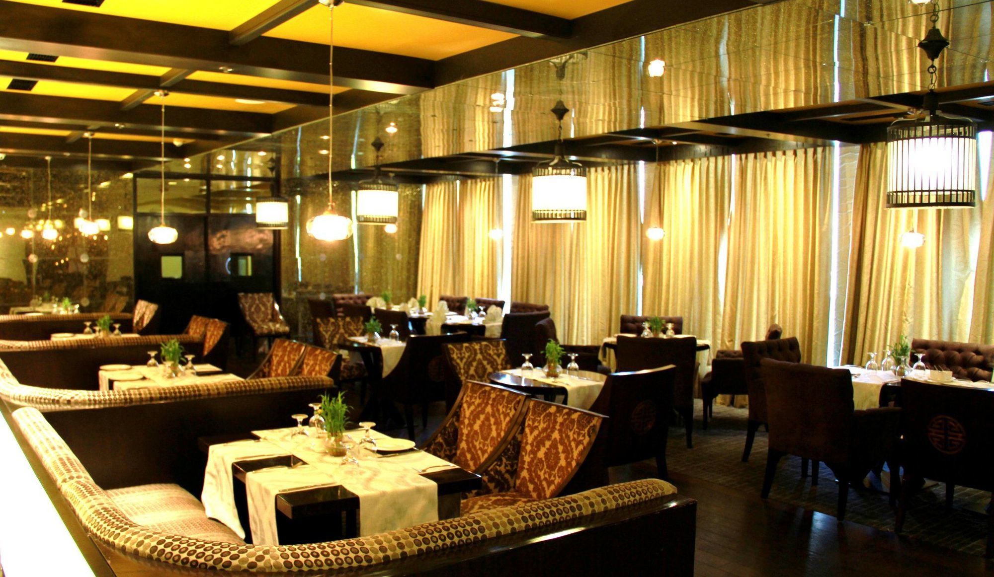 Taj Dal View Srinagar Hotel Restaurant photo